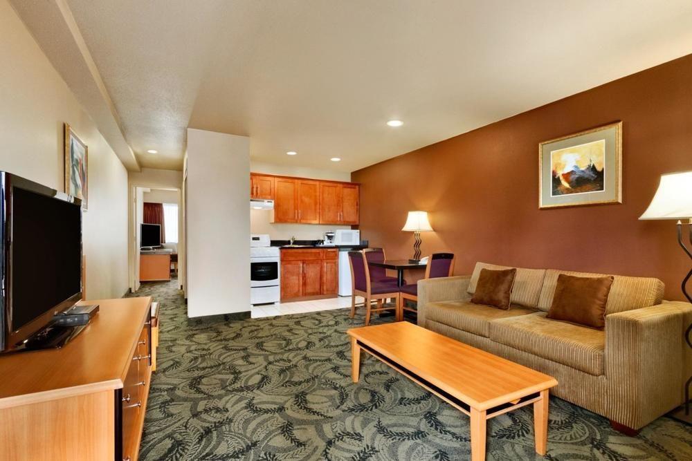 Poco Inn And Suites Hotel And Conference Center Port Coquitlam Ngoại thất bức ảnh
