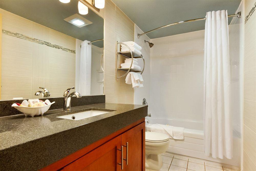 Poco Inn And Suites Hotel And Conference Center Port Coquitlam Ngoại thất bức ảnh