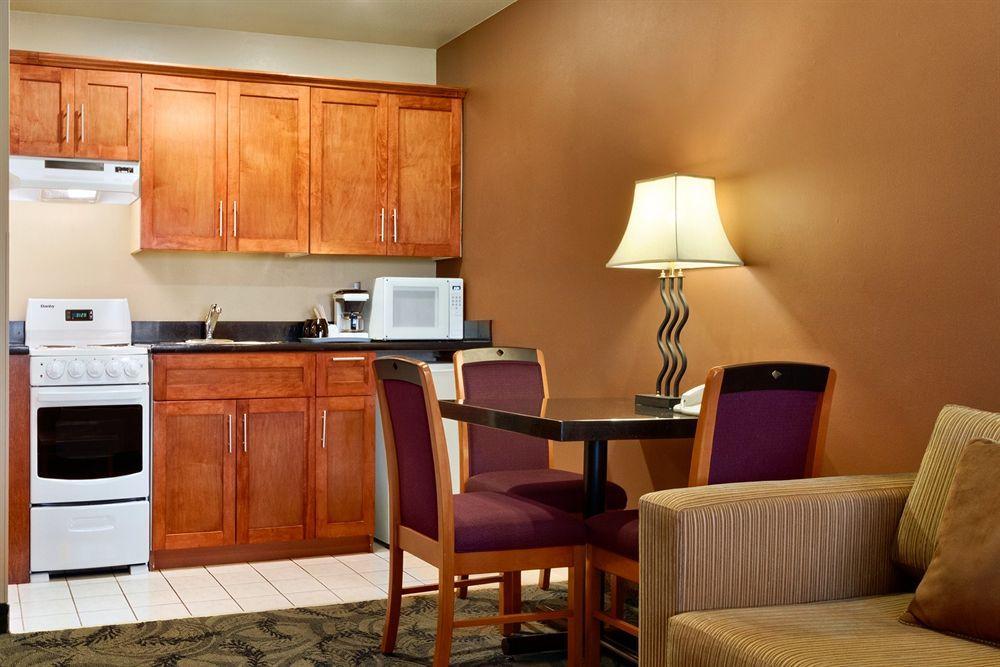 Poco Inn And Suites Hotel And Conference Center Port Coquitlam Ngoại thất bức ảnh